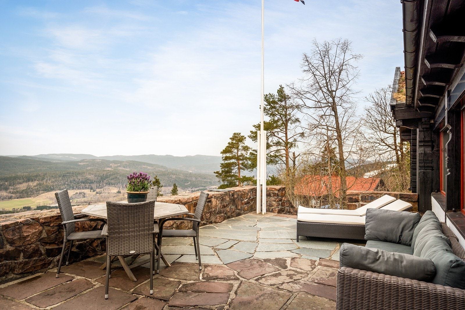 Stor terrasse fundamentert med stablestein av naturstein med platting belagt med bruddskifer Galleribilde