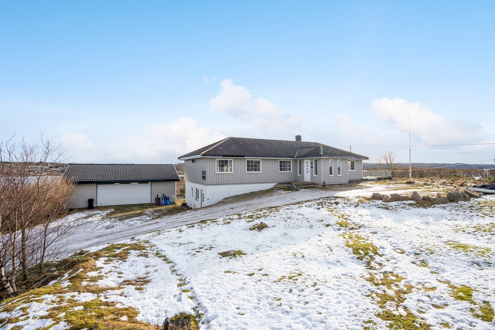 Frittstående garasje og flere oppstillingsplasser på eiendommen. Her får familien god plass både inne og ute, med rikelig med plass til leker, hagearbeid og koselige samlinger på terrassen. Galleribilde