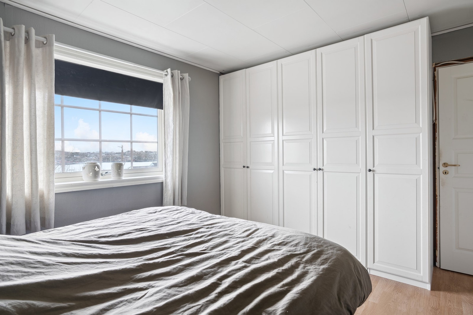 Denne er på 13,5 kvm med god plass til garderobeløsning. Galleribilde