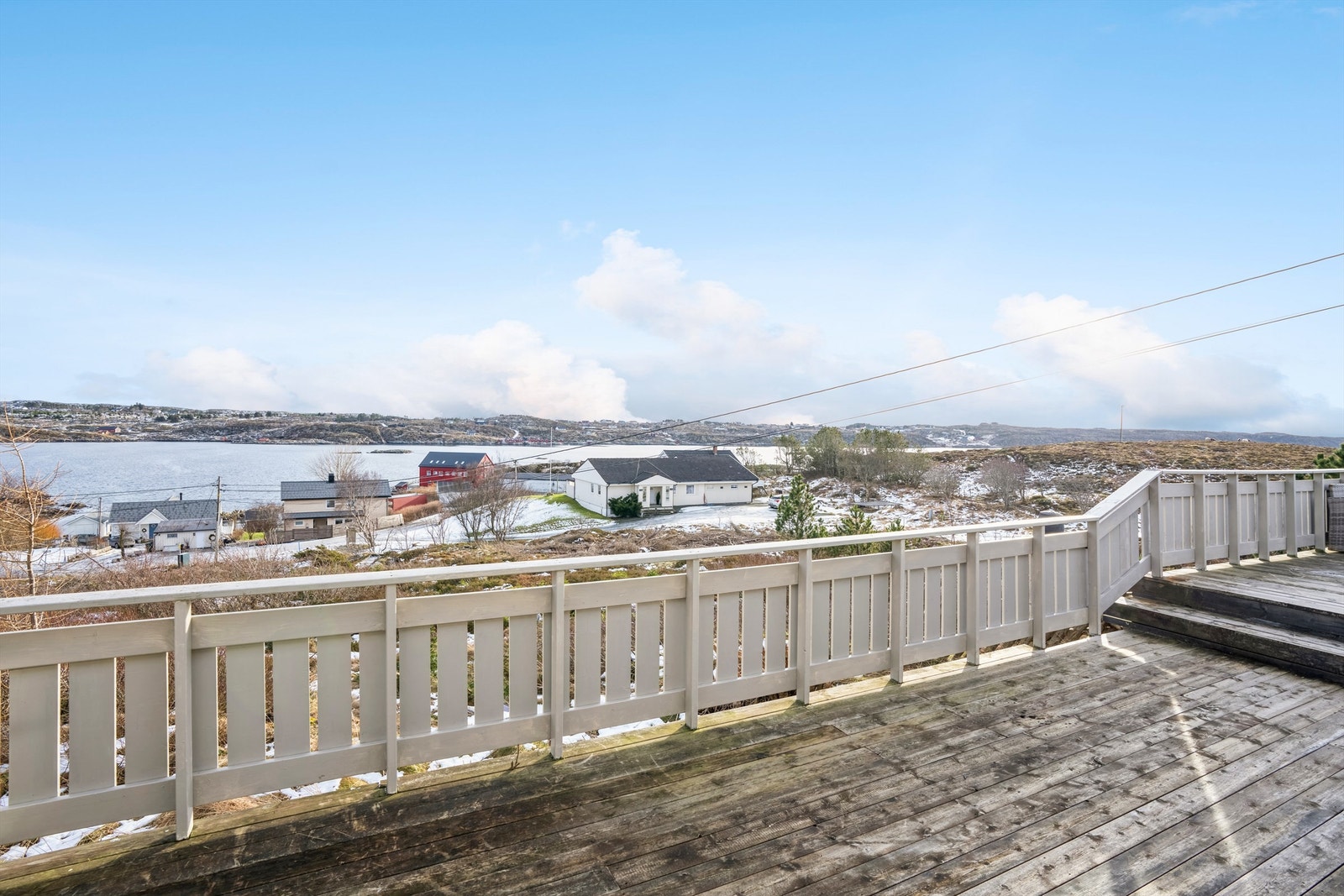 Beliggenheten gir en fin utsikt over sjøen, og den store terrassen gir perfekte muligheter for å nyte både solrike dager og de vakre omgivelsene Galleribilde