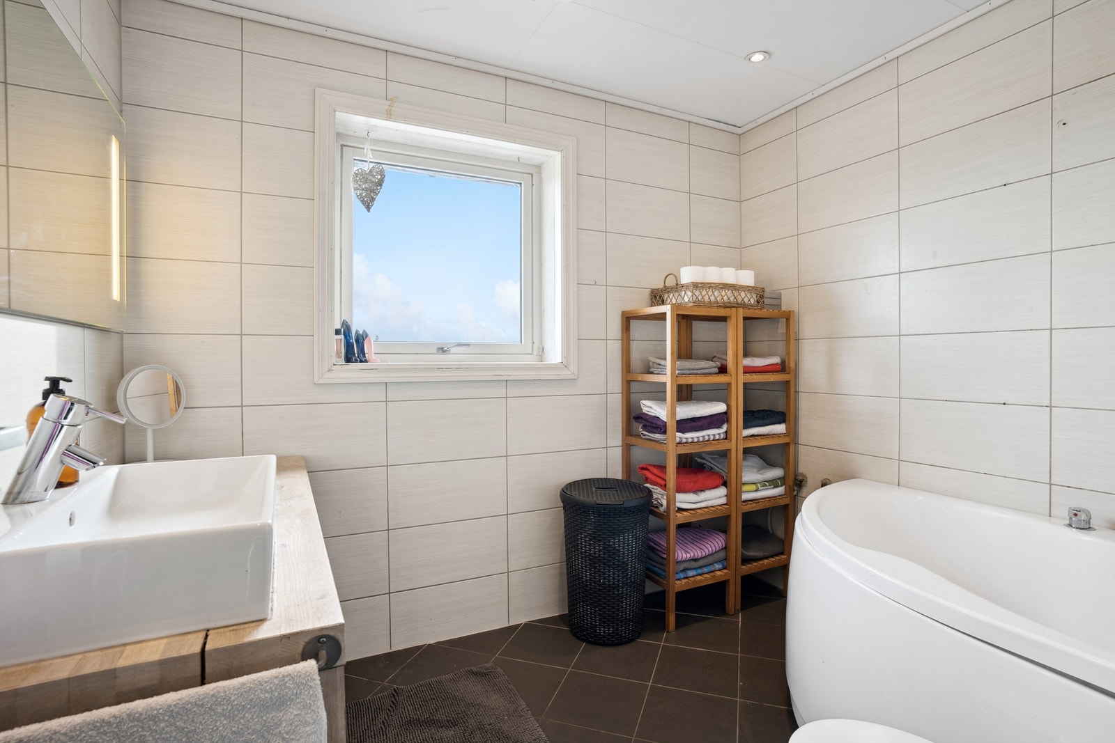 Pent flislagt bad med gulvvarme, som gir en behagelig varme, samt et luksuriøst badekar. Galleribilde