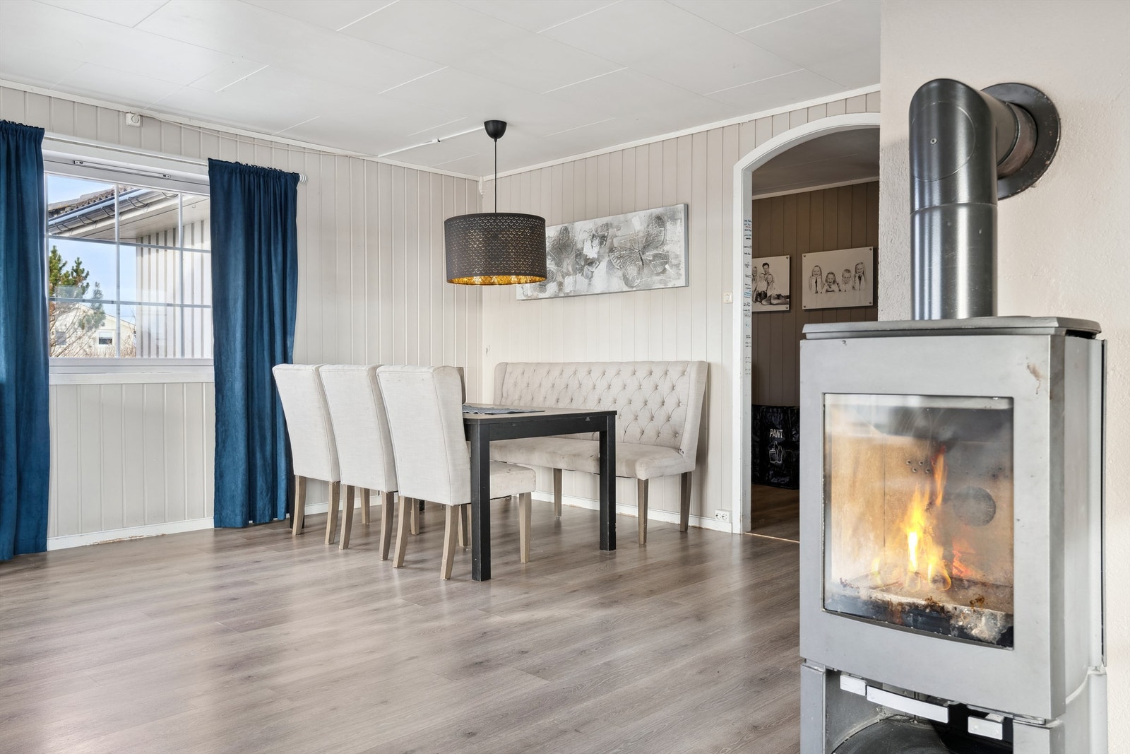 Spisestuen ligger praktisk plassert mellom stuen og kjøkkenet, og skaper et åpent og sosialt rom for måltider og samvær. Galleribilde