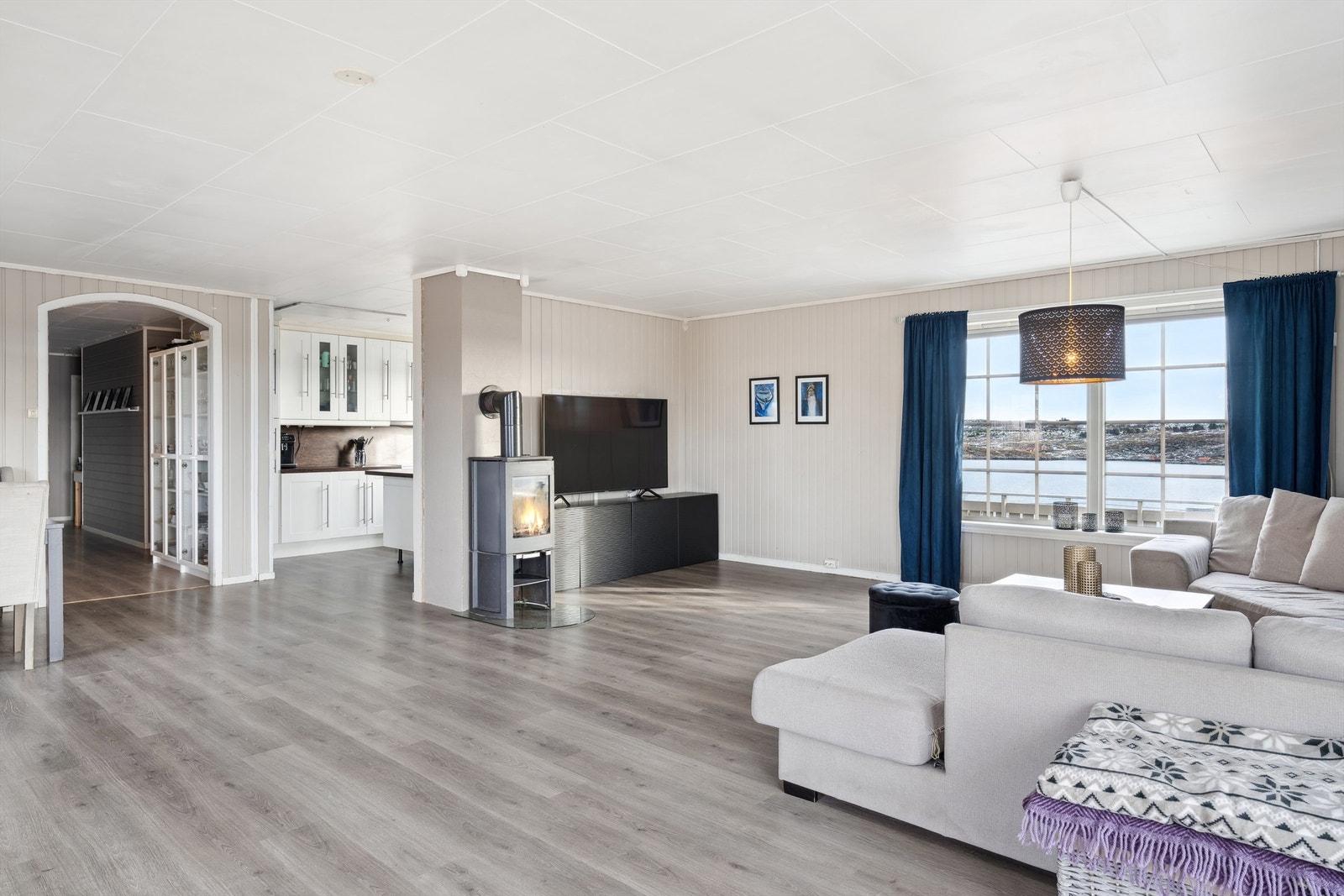 Det er lagt nye gulvflater med laminat, som gir rommet et moderne og lettstelt uttrykk. Galleribilde