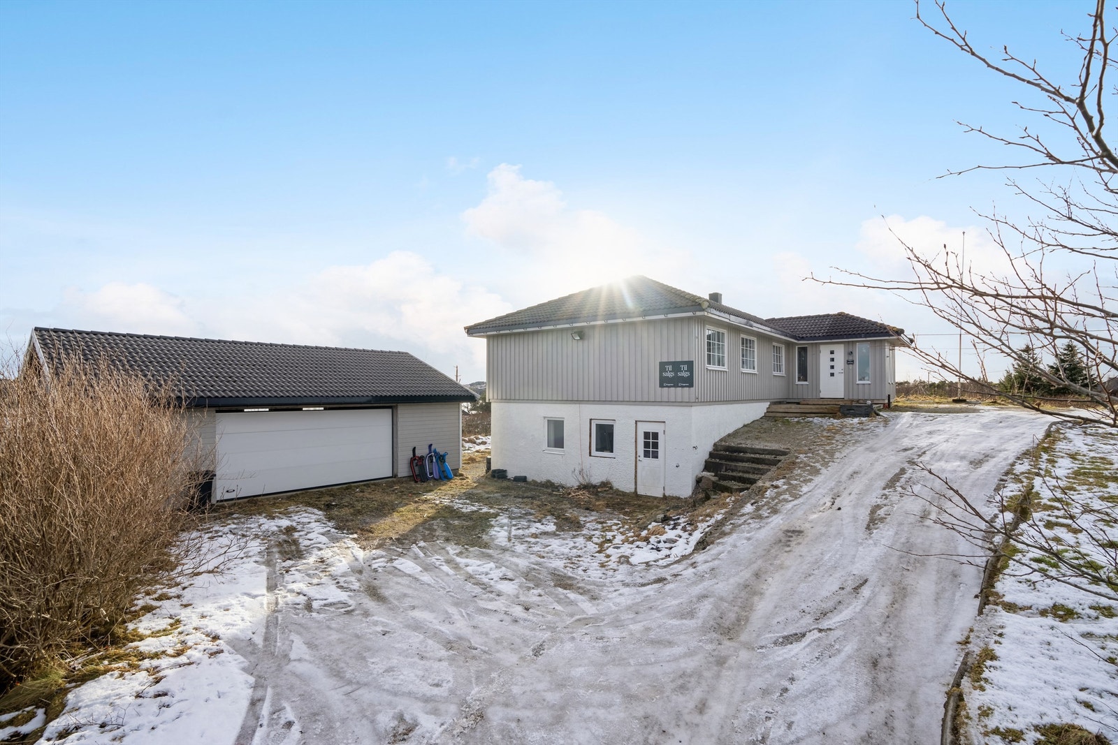Denne flotte eneboligen byr på en stor, solrik tomt som gir både plass og rom for en storfamilie. Galleribilde