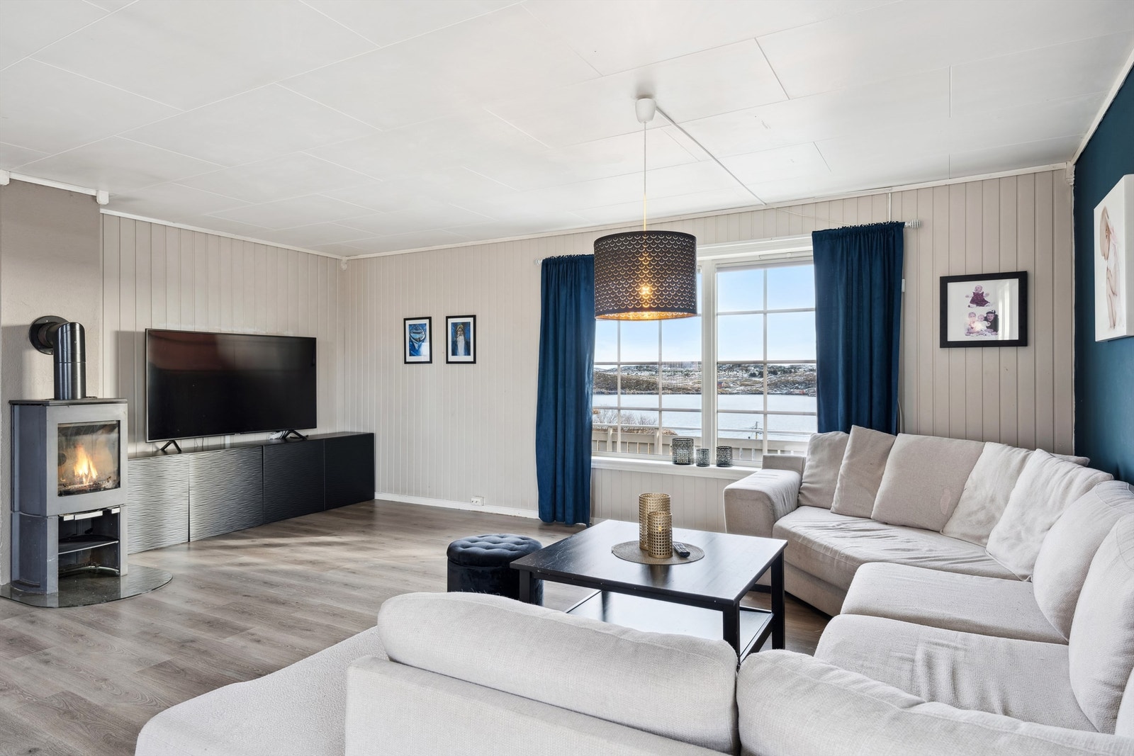 Stuen har en koselig vedfyring som gir både varme og en hyggelig atmosfære på kalde dager. Galleribilde