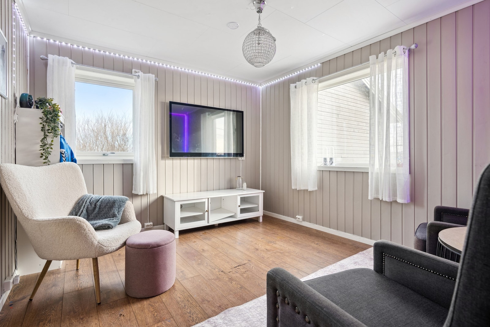 Nåværende eier benytter dette rommet som kjellerstue pr. dags dato. Innredning av kjellerstue til bruk for varig opphold er ikke bruksendret/omsøkt og er heller ikke godkjent av kommunen. Galleribilde