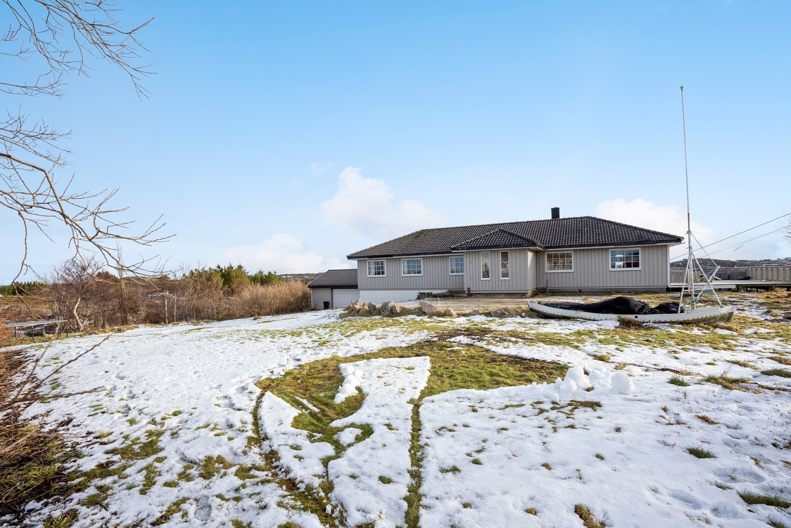 Med sin solrike beliggenhet og romslige uteområder er dette hjemmet ideelt for familier som ønsker både komfort og naturen rett utenfor døren. Galleribilde