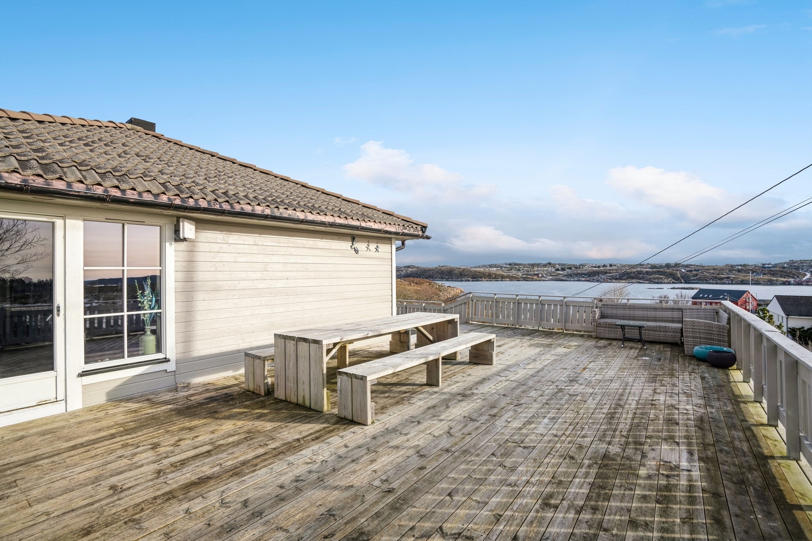 Fra stuen kan du gå rett ut på en stor veranda på 95 kvm. Galleribilde