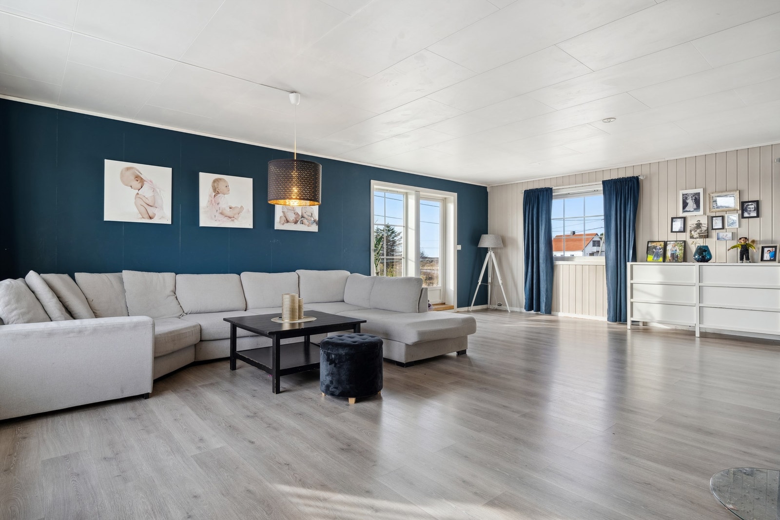 Flott 50 kvm stue med store vinduer som gir masse naturlig lys og en åpen atmosfære. Galleribilde