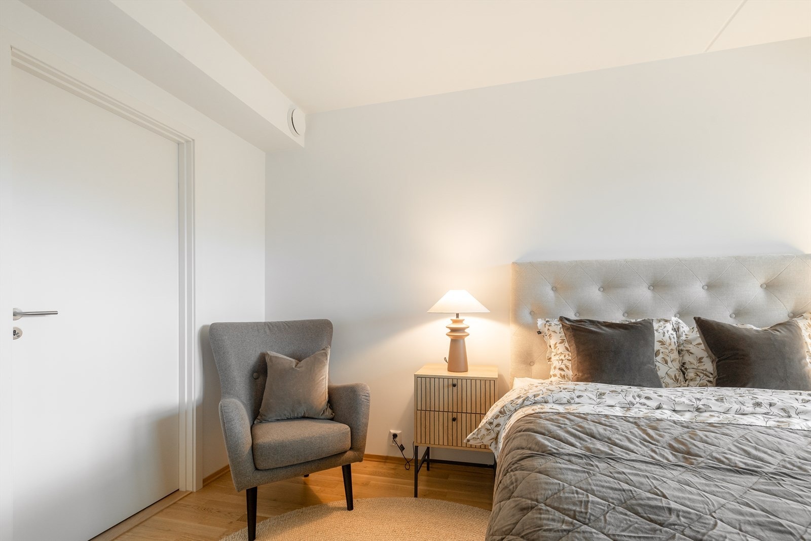 Romslig soverom med tilstøtende og praktisk oppbevaringsrom. Galleribilde