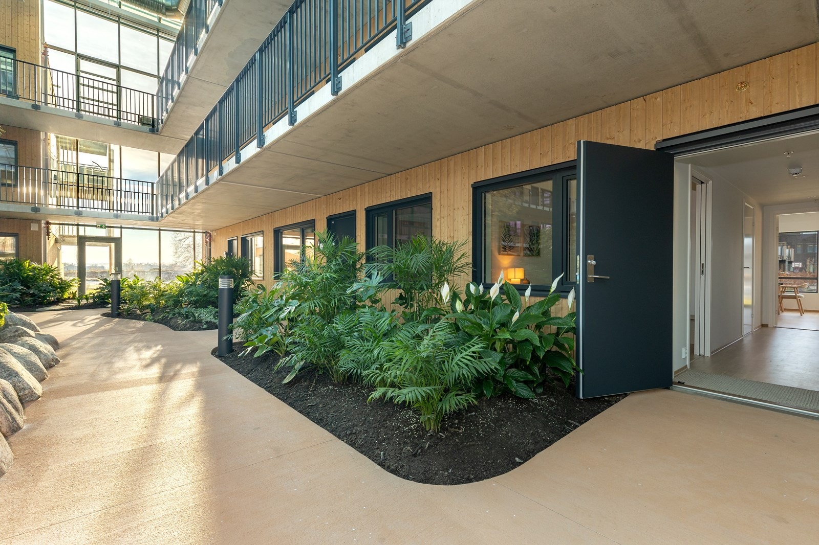 Leiligheten ligger i 1. etg, og har en hyggelig uteplass ved inngangspartiet, og som vender inn mot vinterhagen Galleribilde