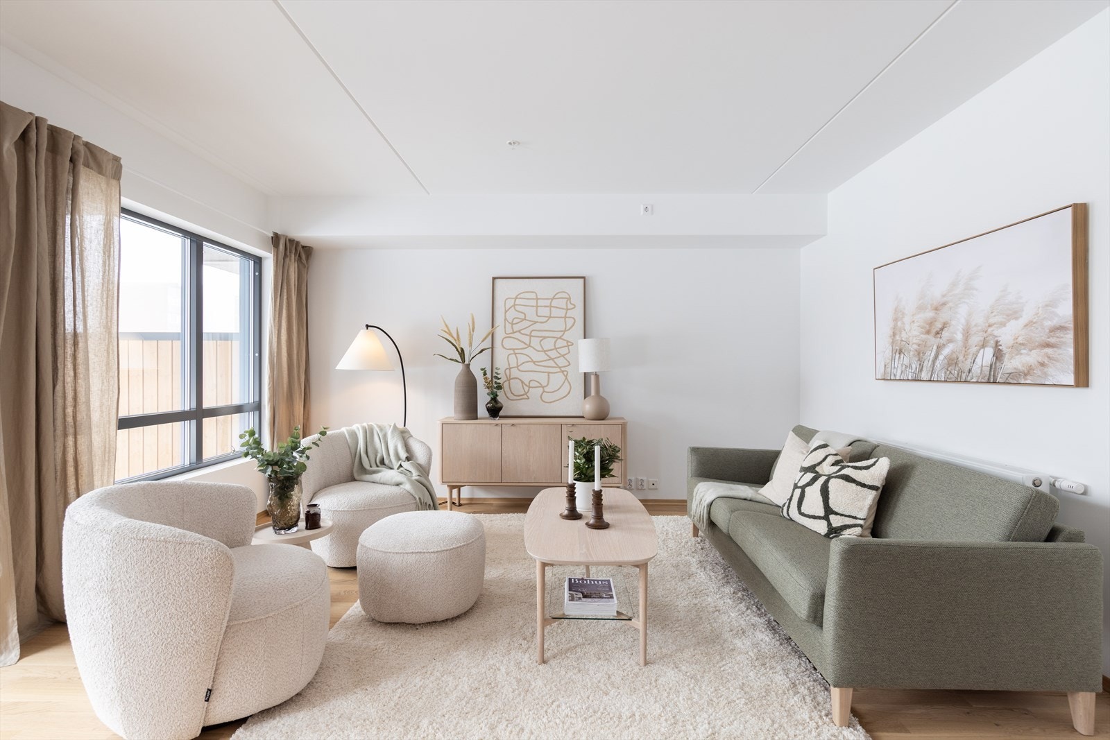 Lys og fin stue med store vindusflater som gir godt lysinnslipp. Direkte utgang til romslig markterrasse mot vest. Galleribilde