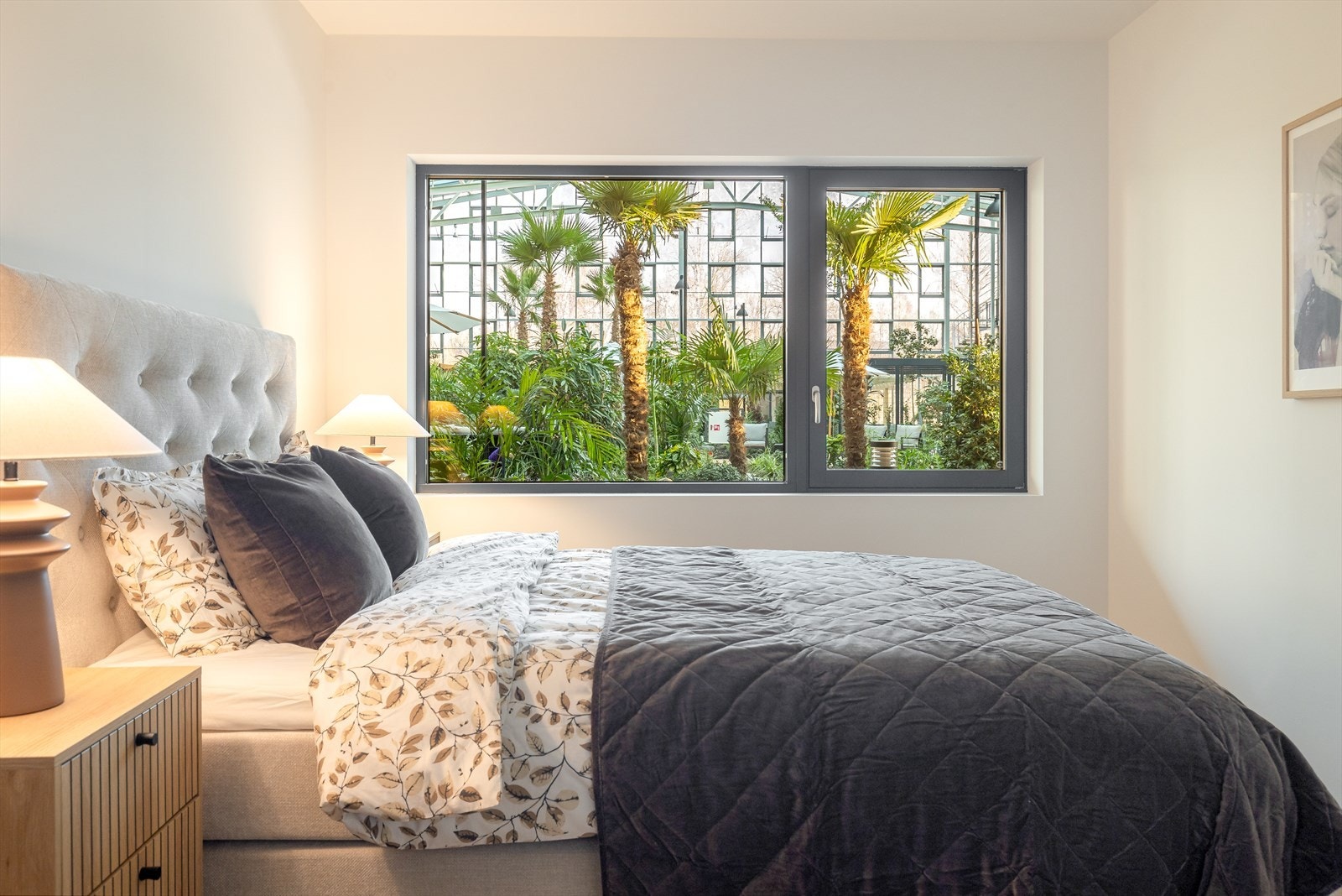 Romslig hovedsoverom med tilstøtende og praktisk oppbevaringsrom. Legg merke til den herlige hagen man har utsikt til... Galleribilde