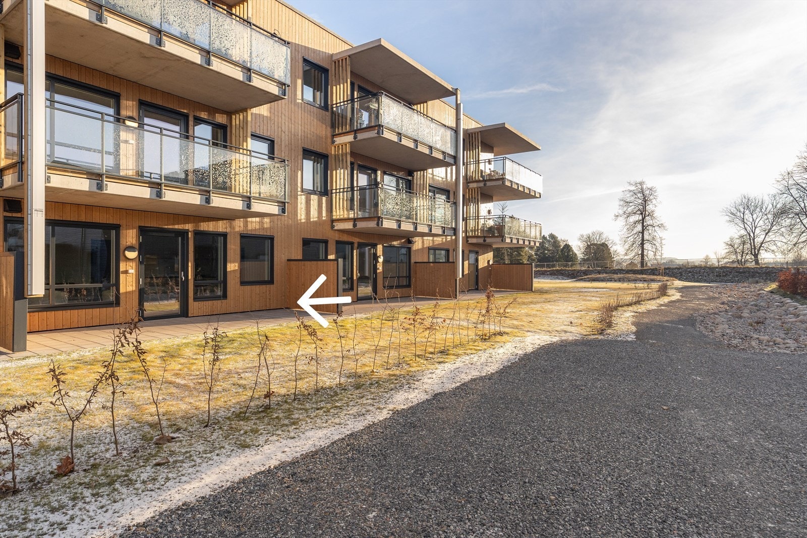 Leiligheten har fin plassering mot vest. Romslig markterrasse direkte ut fra stuen Galleribilde