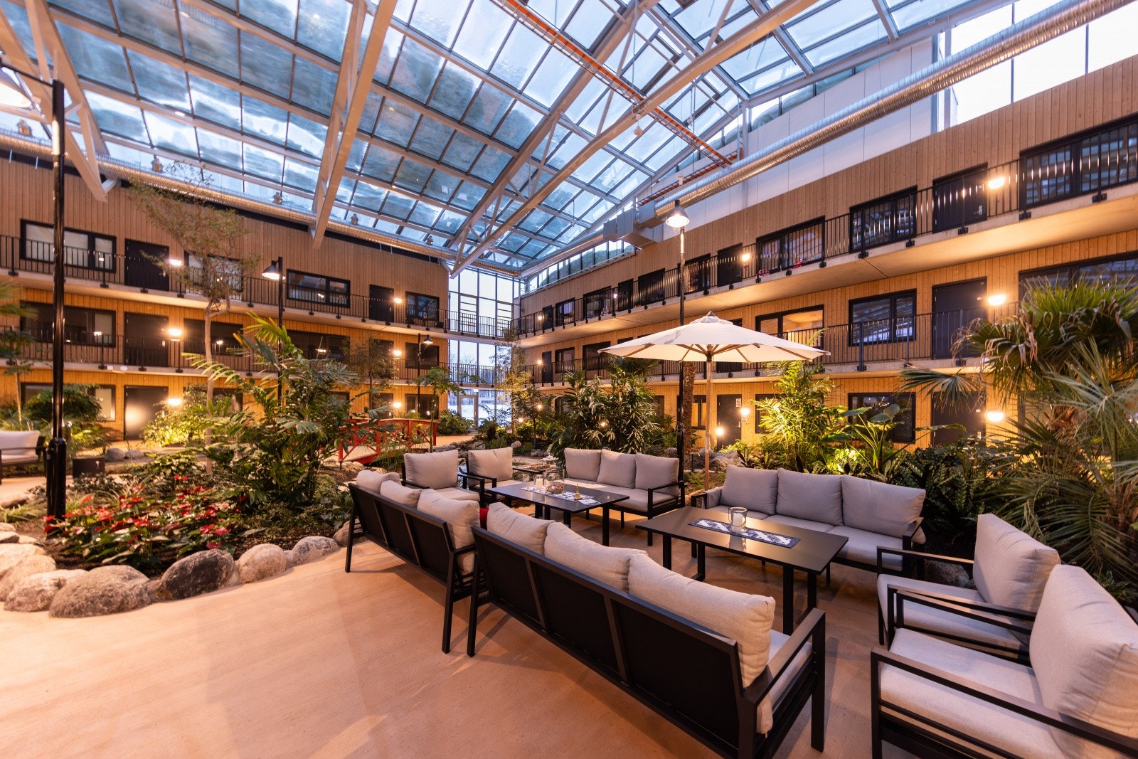 Stemningsskapende og avstemt belysning bidrar til å forlenge sommerfølelsen utover høsten, i tillegg til å skape gode og trygge uterom. Galleribilde