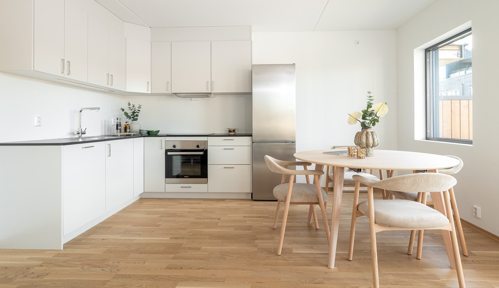 Kjøkken fra Drømmekjøkkenet leveres med integrerte hvitevarer som oppvaskmaskin, induksjonstopp, stekeovn og frittstående kjøl/fryseskap Galleribilde