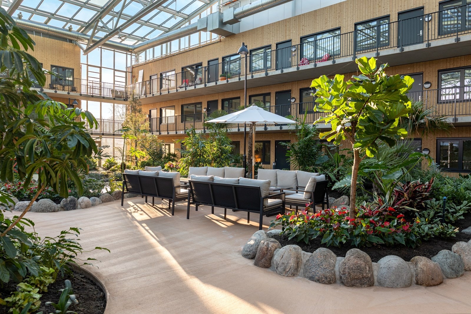 I Bovieran er mulighetene mange for sosiale arenaer, og hagen er utstyrt med flere sittegrupper i hagen Galleribilde