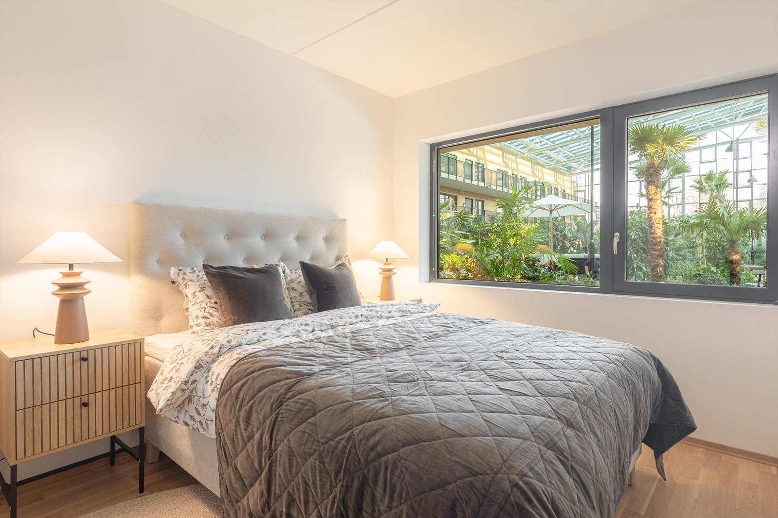 Romslig hovedsoverom med tilstøtende og praktisk oppbevaringsrom. Galleribilde