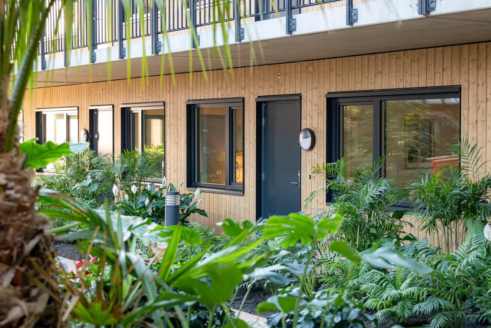 Leiligheten ligger i 1. etg og har en enkel adkomst og umiddelbar nærhet til den nydelige hagen Galleribilde