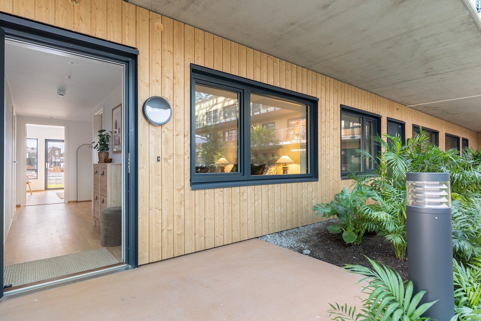 Leiligheten ligger i 1. etg, og har en hyggelig uteplass ved inngangspartiet, og som vender inn mot vinterhagen Galleribilde