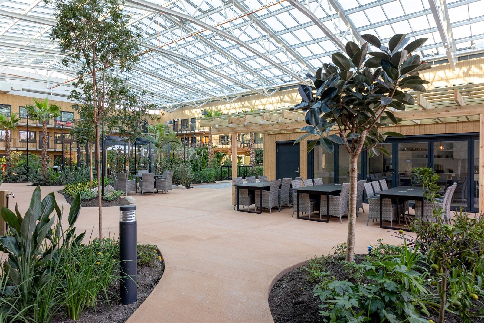 Ved felleshuset er det egen sone med mange sitteplasser. Felleskjøkkenet med området rundt er perfekt å benytte om du inviterer til større begivenheter. Galleribilde