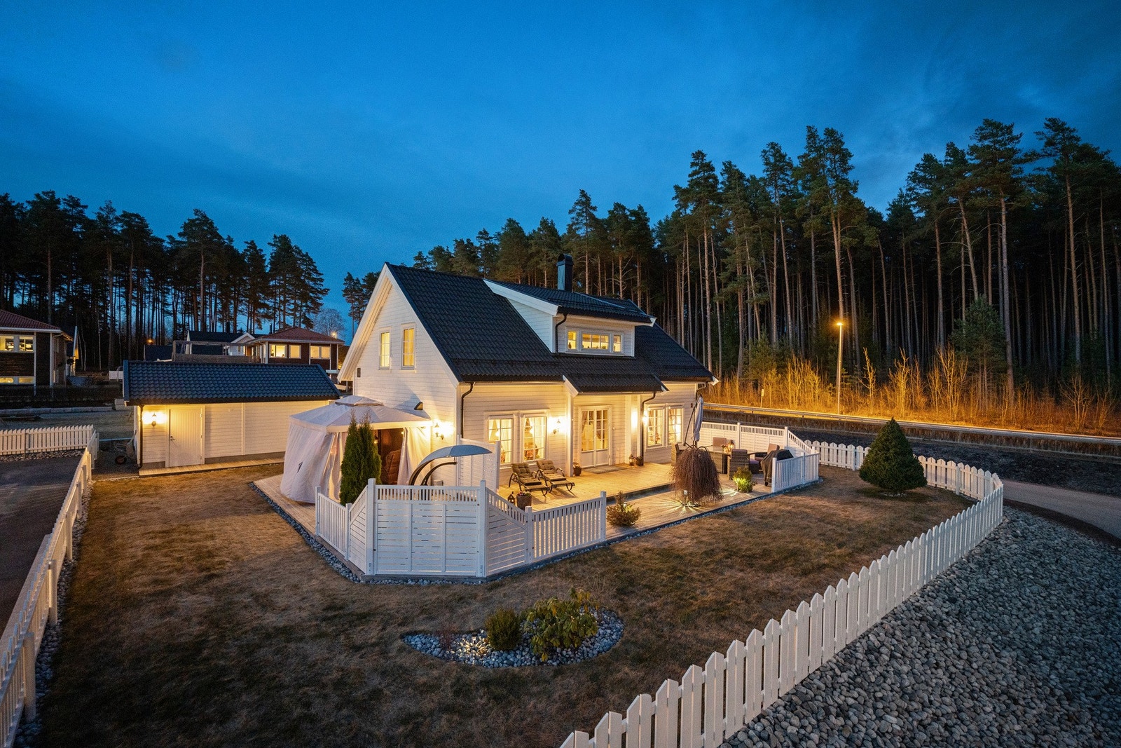 Boligen ligger trygt på en inngjerdet tomt - perfekt for både små barn og firbeinte familiemedlemmer som liker å utforske i det fri. Galleribilde