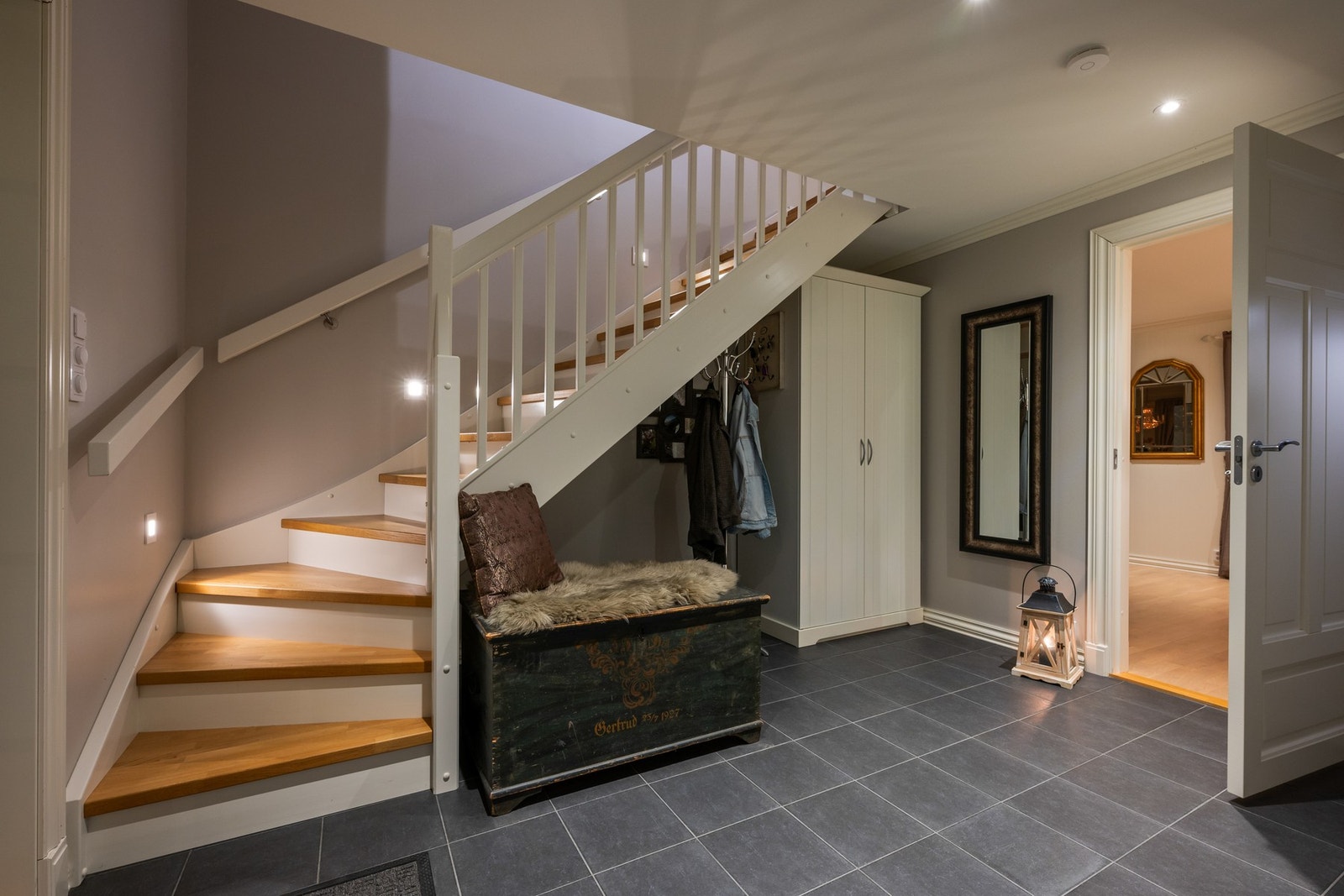 Lys og trivelig hall som gir et flott førsteinntrykk av boligen. Sjekk belysningen i trappen! Galleribilde