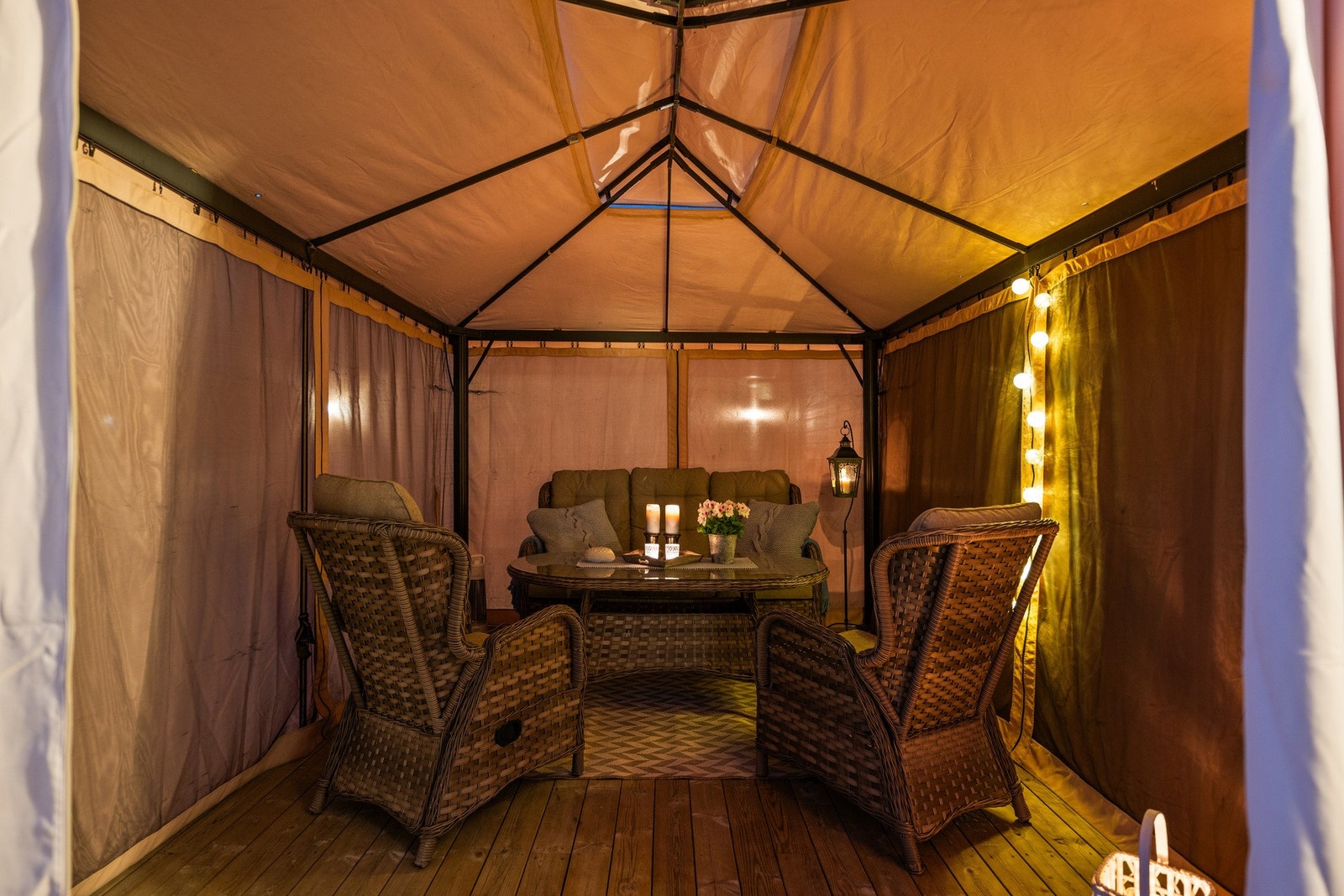 Sjarmerende uteplass med paviljong - en egen liten oase. Galleribilde