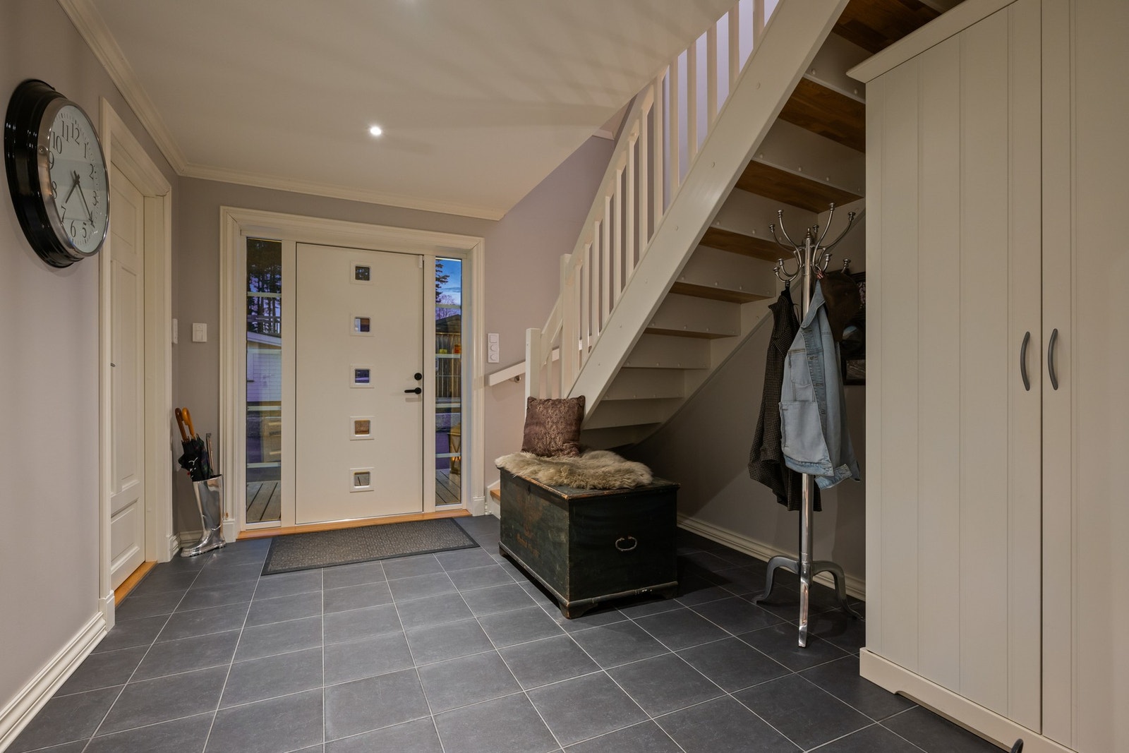 Velkommen inn - romslig entré med god plass til å henge fra seg yttertøy. Galleribilde