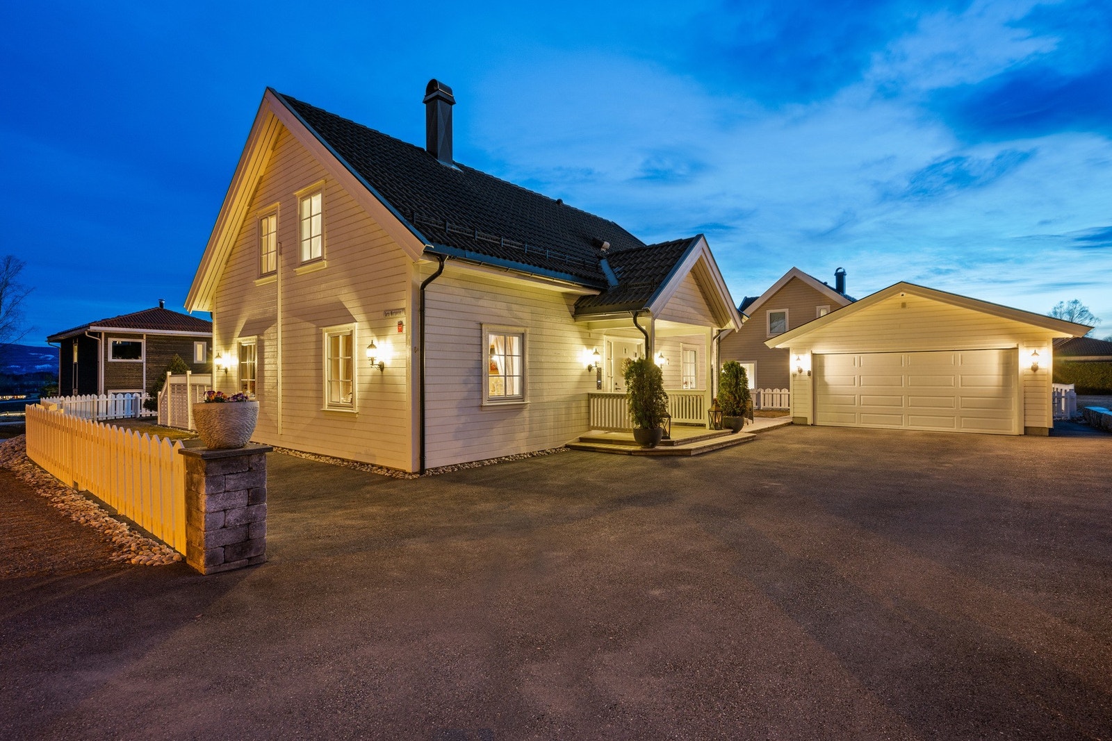 En velholdt enebolig som ligger på populære Svensrudmoen. Asfaltert gårdsplass og dobbelgarasje. Galleribilde