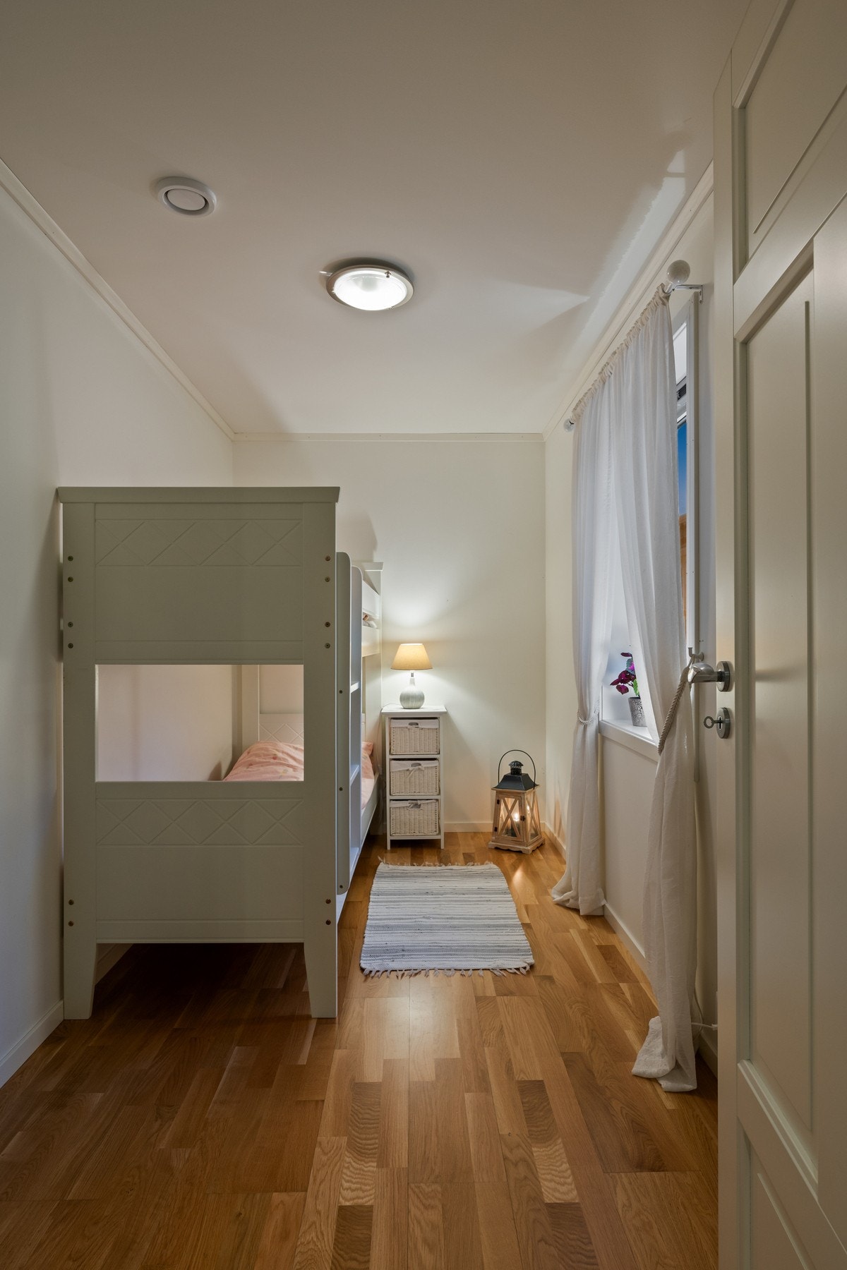 I boligens 1.etasje har du et soverom som egner seg godt som gjesterom, barnerom, kontor eller til det du måtte ønske. Galleribilde