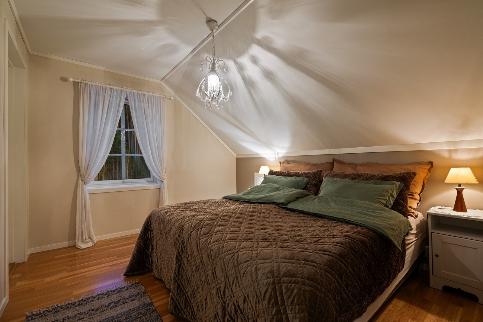 Lyst og innbydende hovedsoverom med god størrelse. Galleribilde