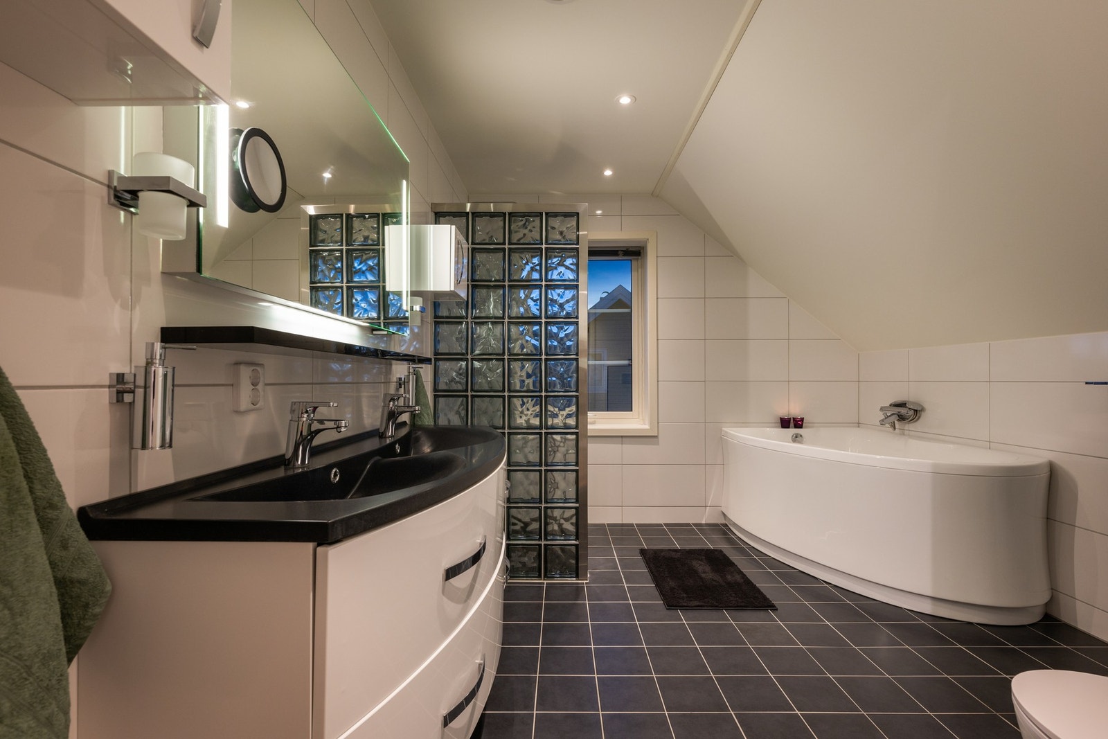 Luftig baderom med både dusj og badekar - her kan man slappe av! Galleribilde