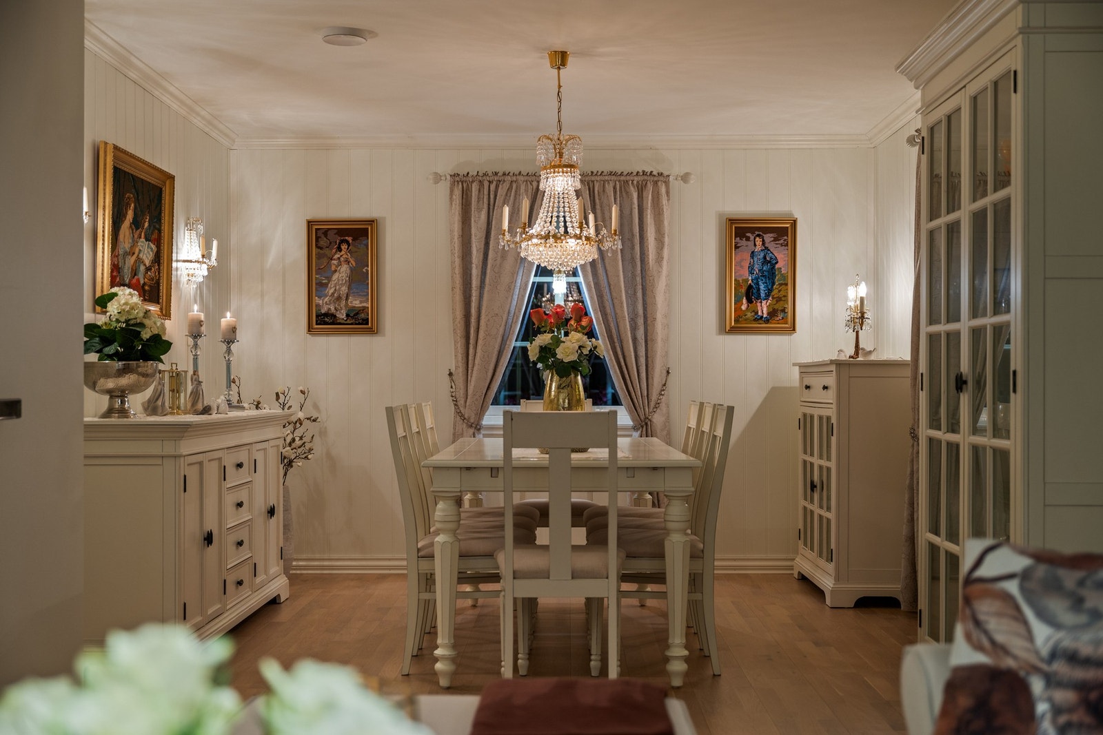 Samle familie og venner over for en herlig middag rundt spisestuen. Galleribilde