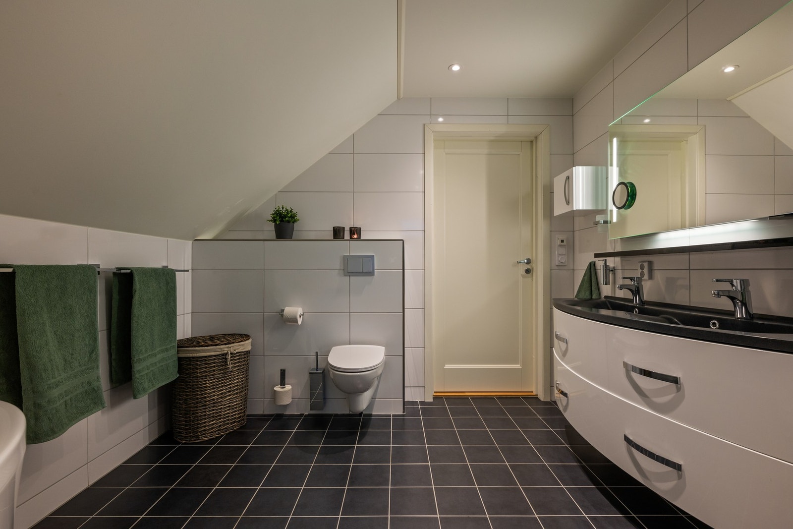 Delikat innredet bad med naturlig lys og god plass. Galleribilde