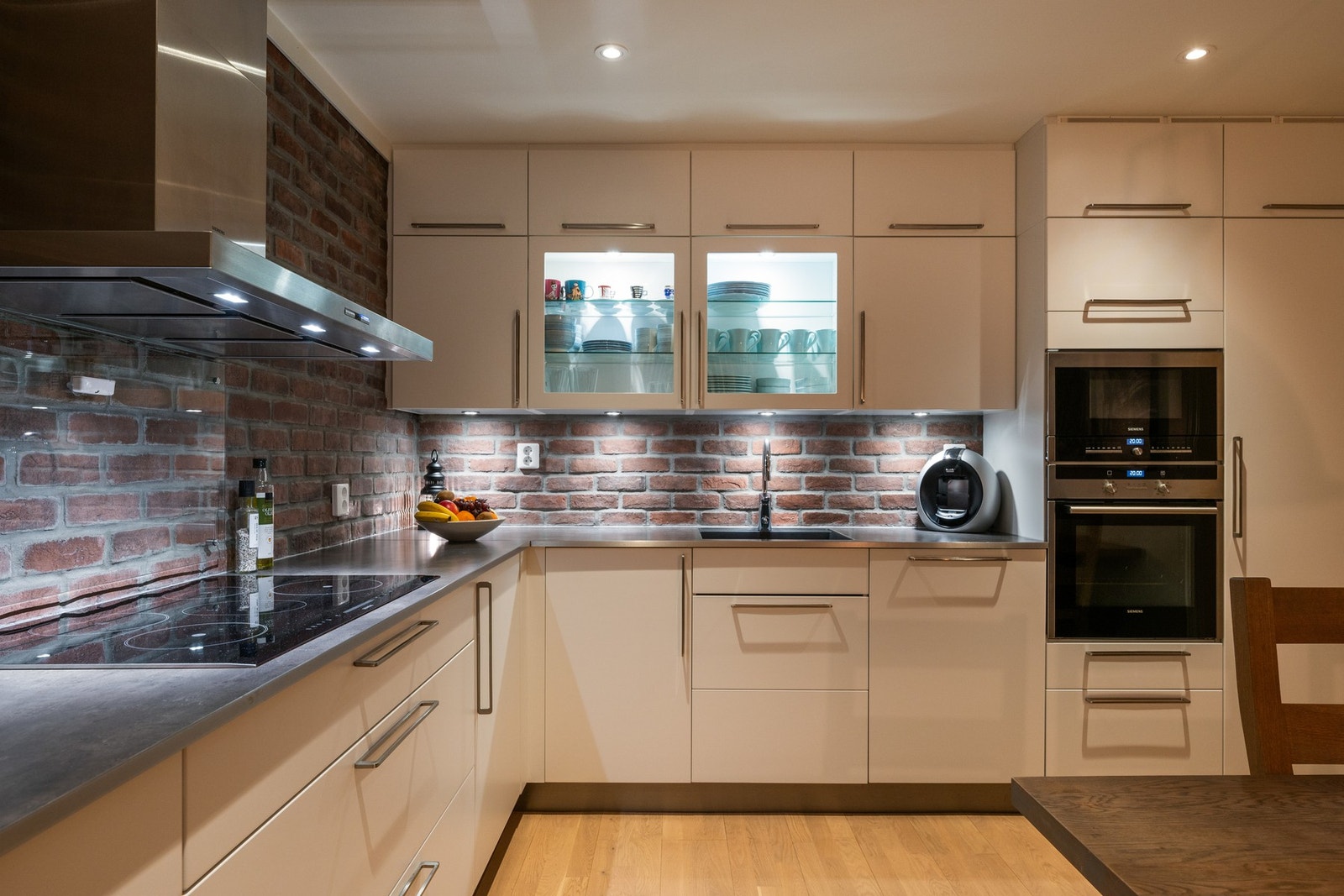 Praktiske løsninger og rikelig med skap- og benkeplass. Galleribilde