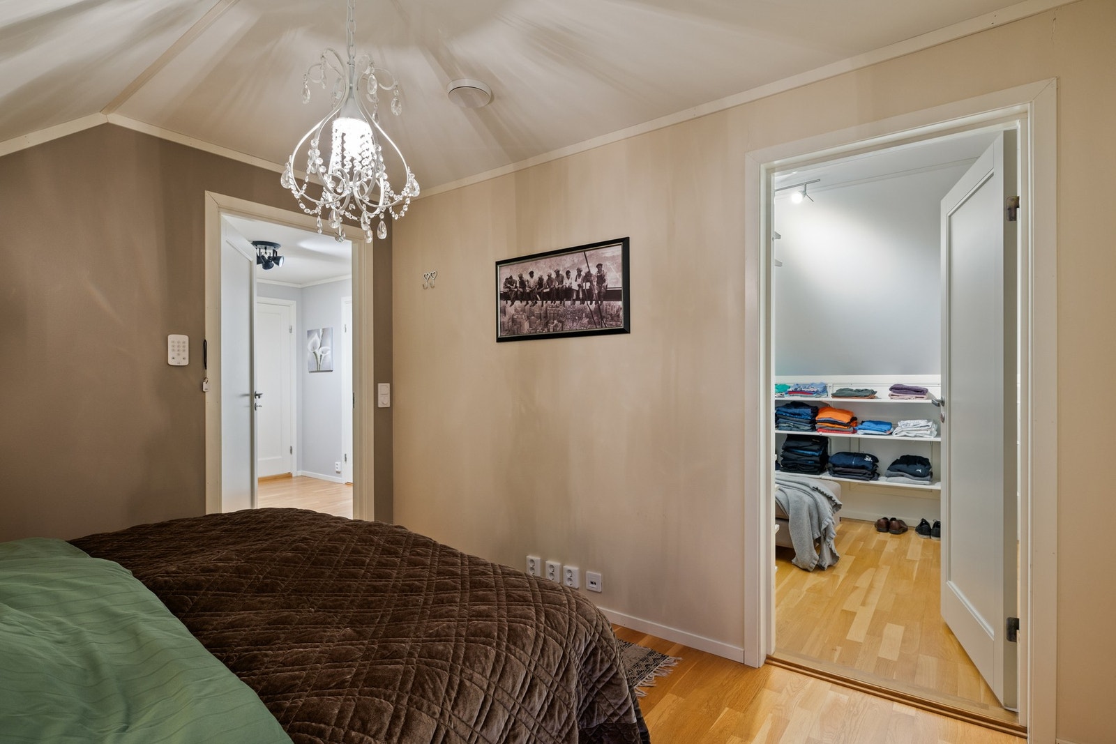 Hovedsoverom med tilknytning til walk-in closet - nå godkjent som ekstra soverom. Galleribilde