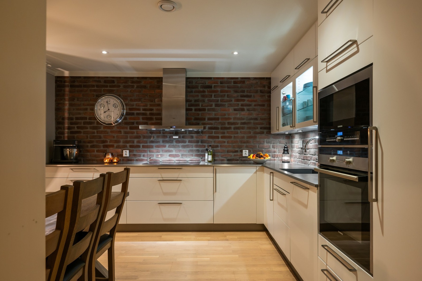 Stilrent og moderne Kvik-kjøkken med integrerte hvitevarer. Galleribilde