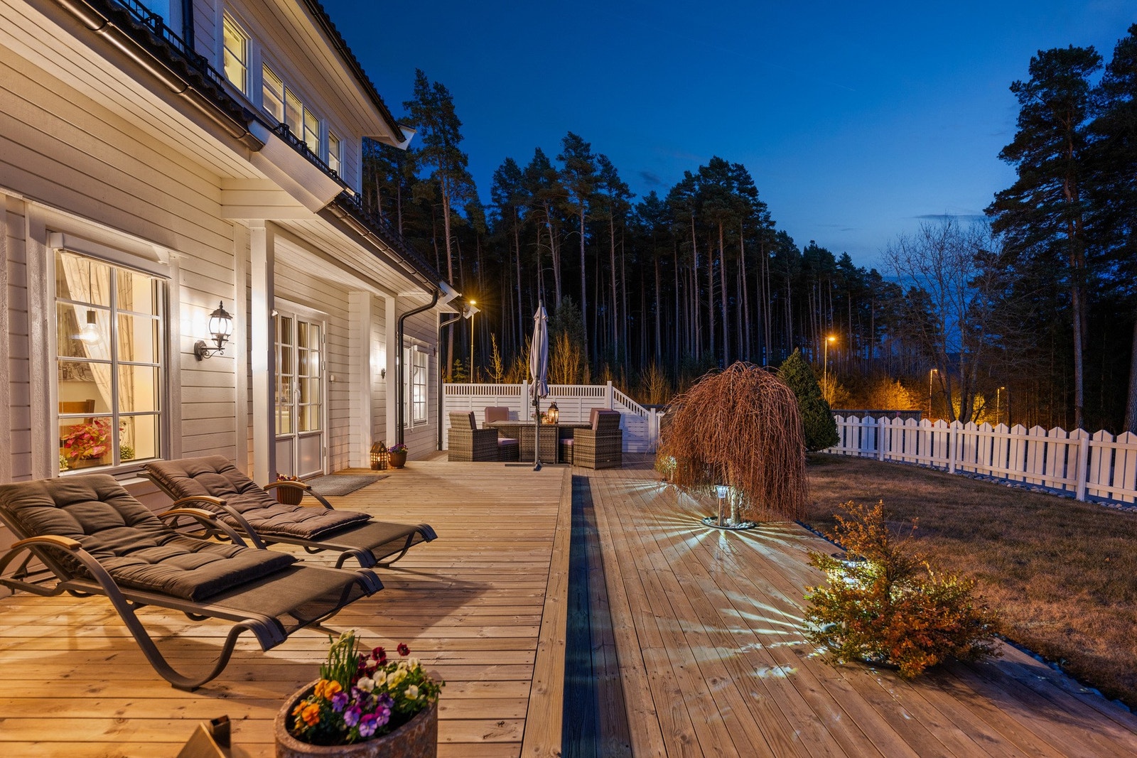 Stor terrasseplatting med god plass til utemøbler og grill. Direkte adkomst til hagen - perfekt for lek og avslapning. Galleribilde