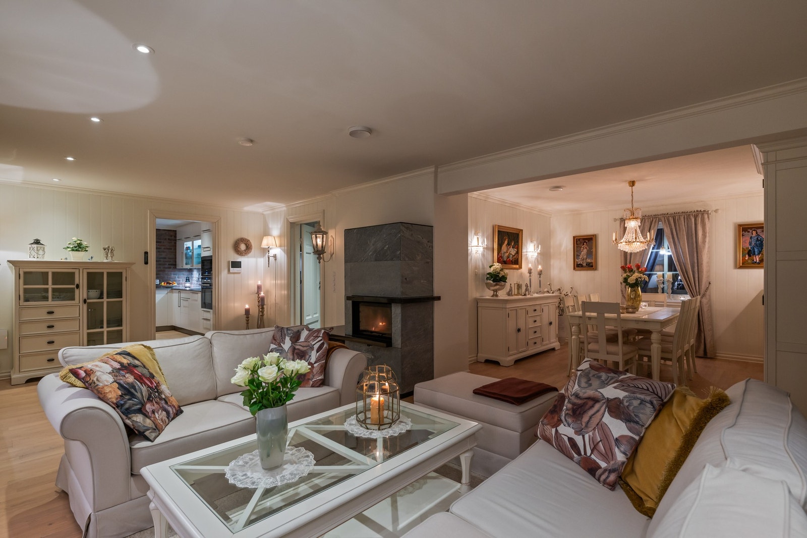 Stuen er naturlig delt inn i to soner. Galleribilde