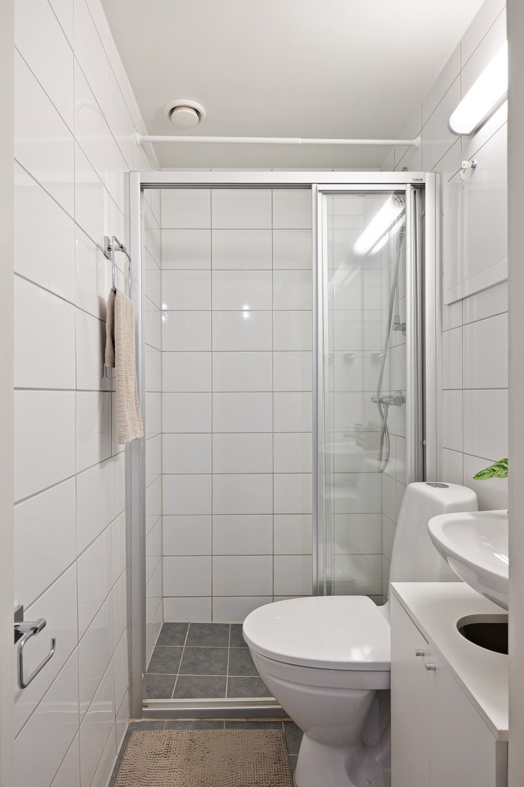 Delikat flislagt baderom med gulvvarme fra 2014. Galleribilde