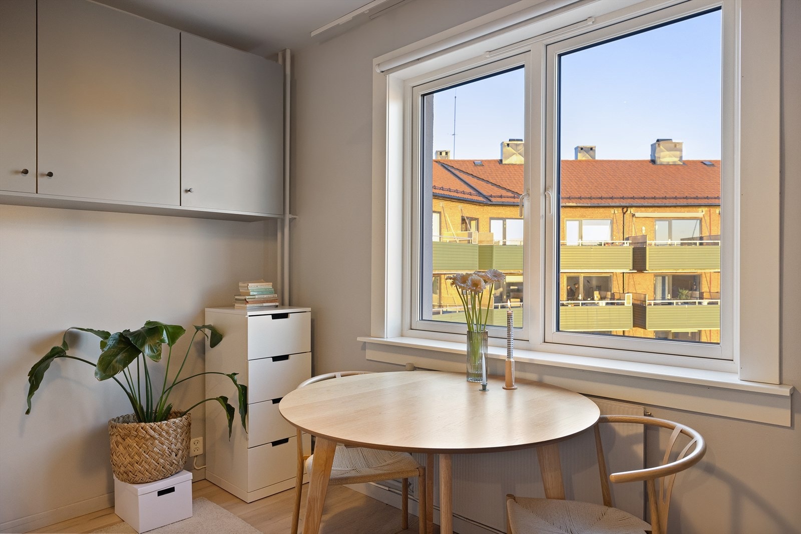 Vinduene er fra 2016 og gir rikelig med naturlig lys. Galleribilde