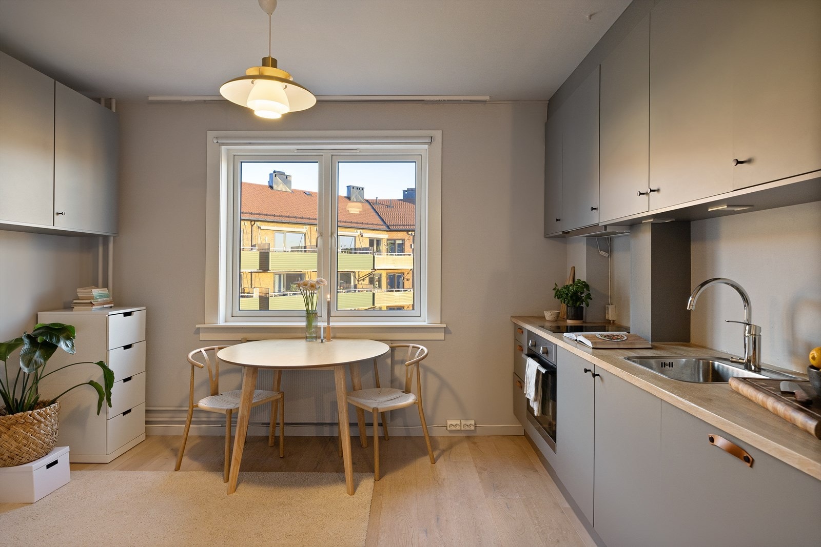 Den gode takhøyden gir en særdeles lys og luftig atmosfære. Galleribilde