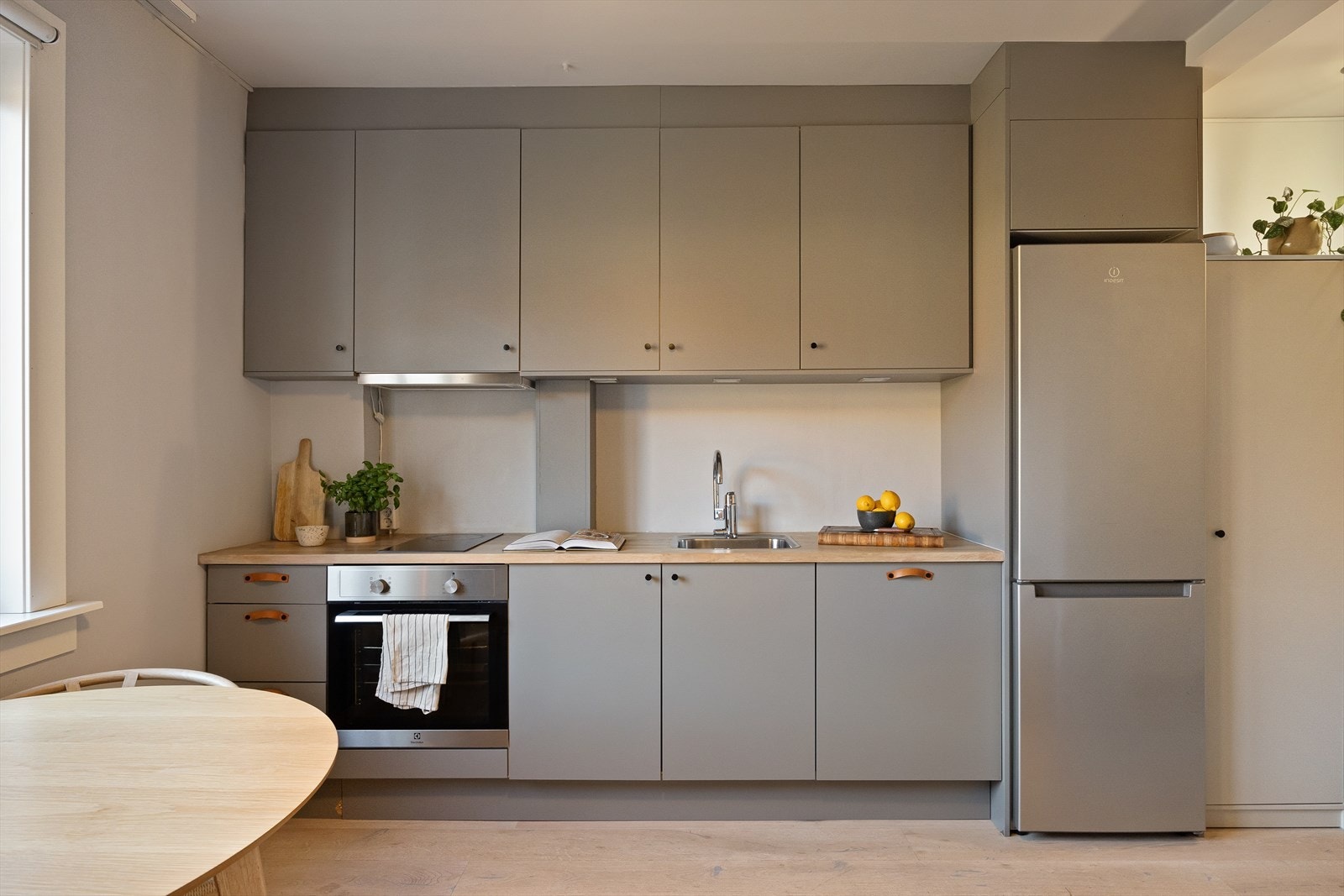 Moderne og stilrent kjøkken fra 2020. Galleribilde