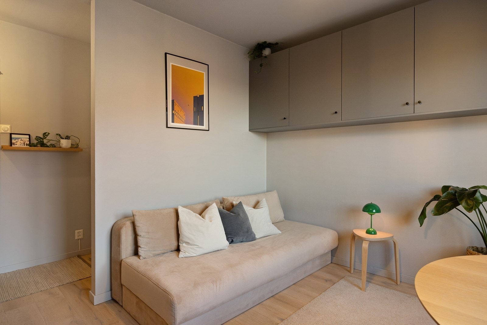 Leiligheten har smarte veggskap som effektivt utnytter plassens potensial. Galleribilde