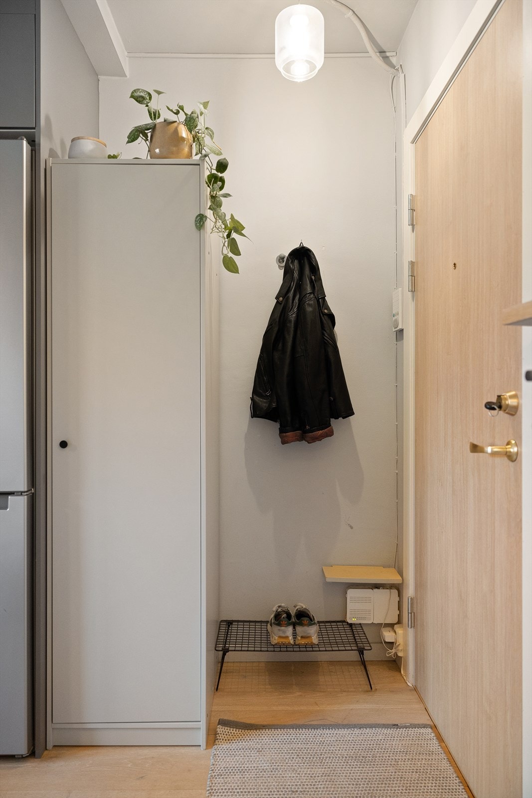 Åpen entré med god plass til ytterklær og sko i garderobeskap. Galleribilde