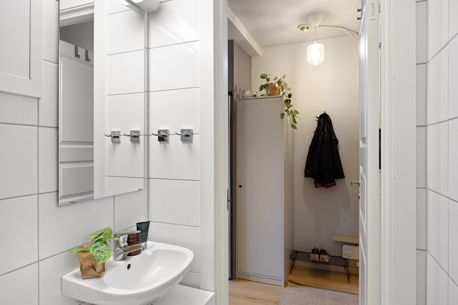 Badet består av WC, dusjplass med vegger og servant med ettgreps blandebatteri. Galleribilde