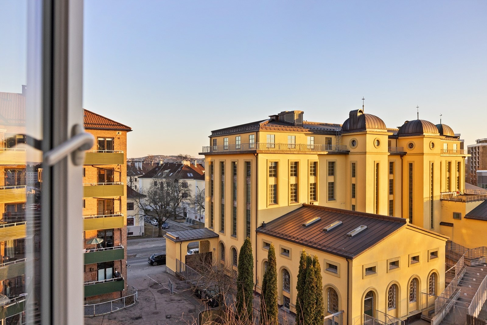 Leiligheten ligger i 5. etasje og har utsikt mot nærområdet. Galleribilde