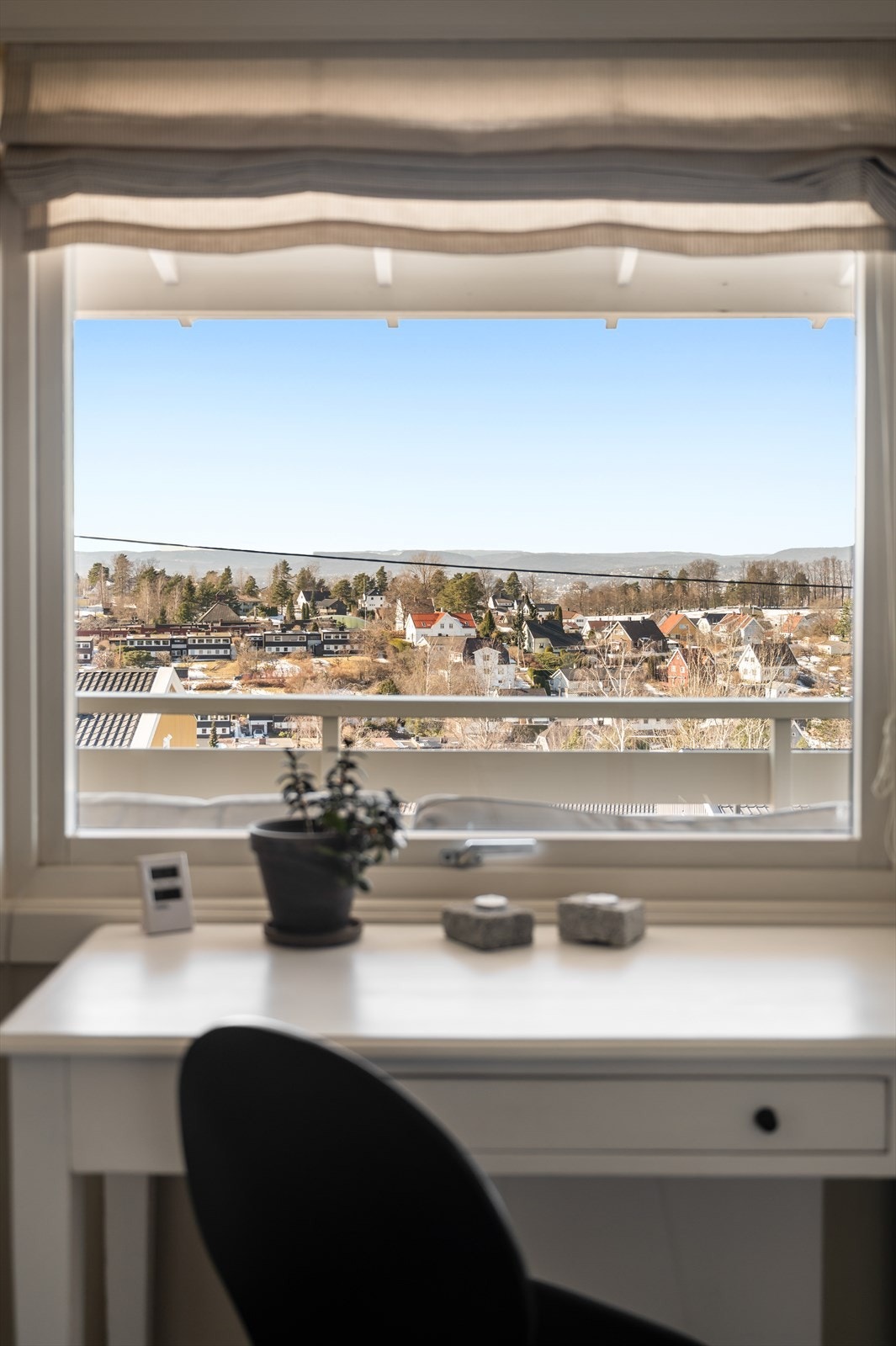 Plass til frokostbord ved vindu eller et hjemmekontor, med flott utsyn. Galleribilde