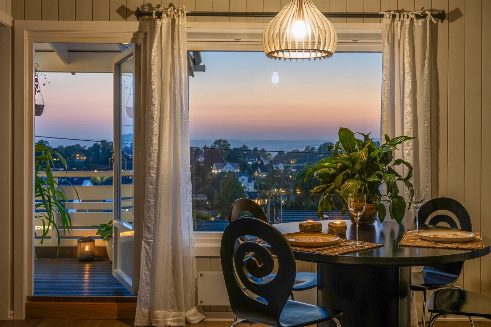 Innvendig kan du nyte godt av en romslig stue med åpen løsning til kjøkken, flislagt bad, 2 soverom og entré. Galleribilde